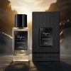 Instant d’Aventure by Ilyesse, parfum mixte 50ml, flacon transparent avec étiquette noire et écritures blanches, bouchon noir, avec coffret structuré noir, fond montagneux et ciel